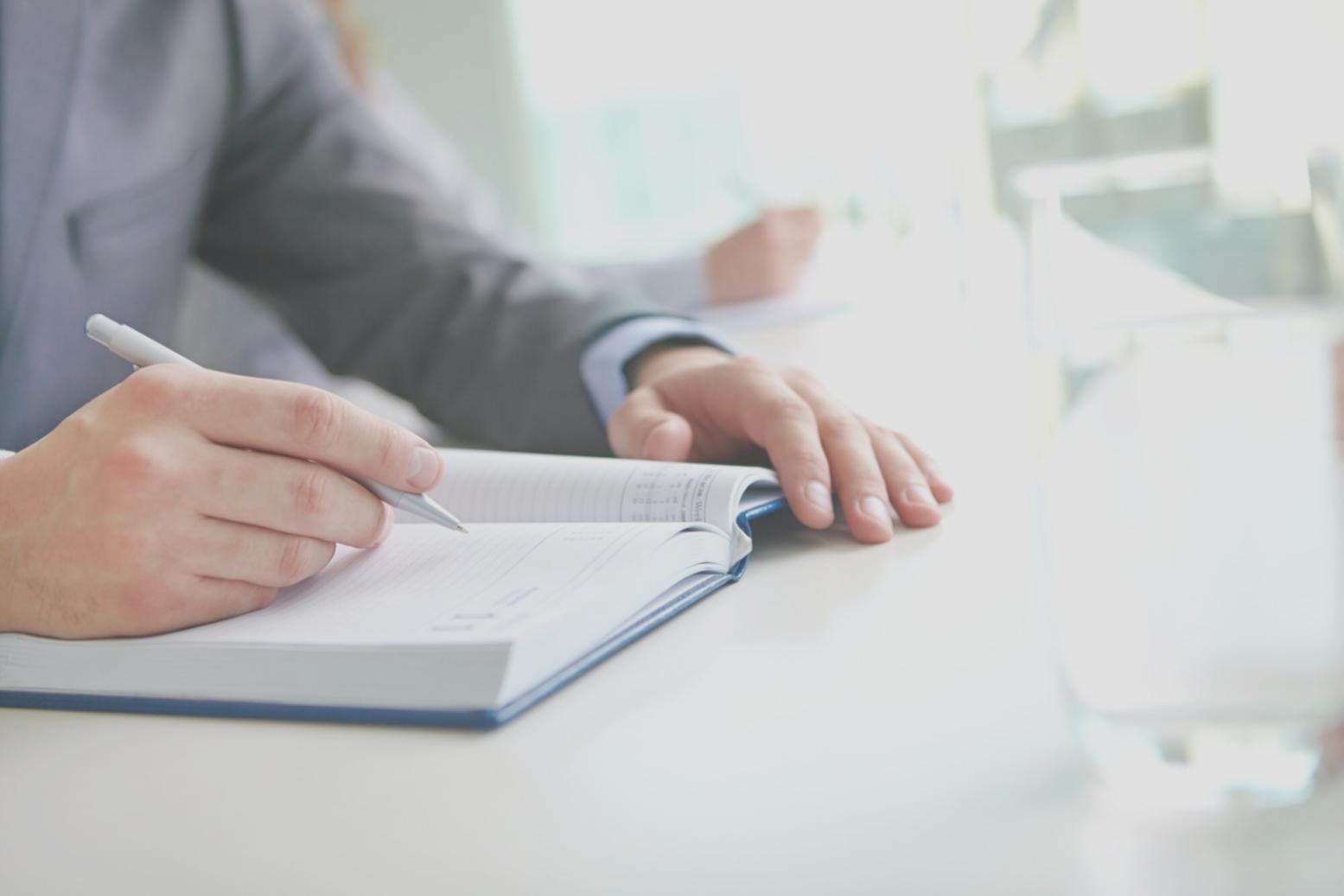 Profesional analizando datos financieros en oficina moderna